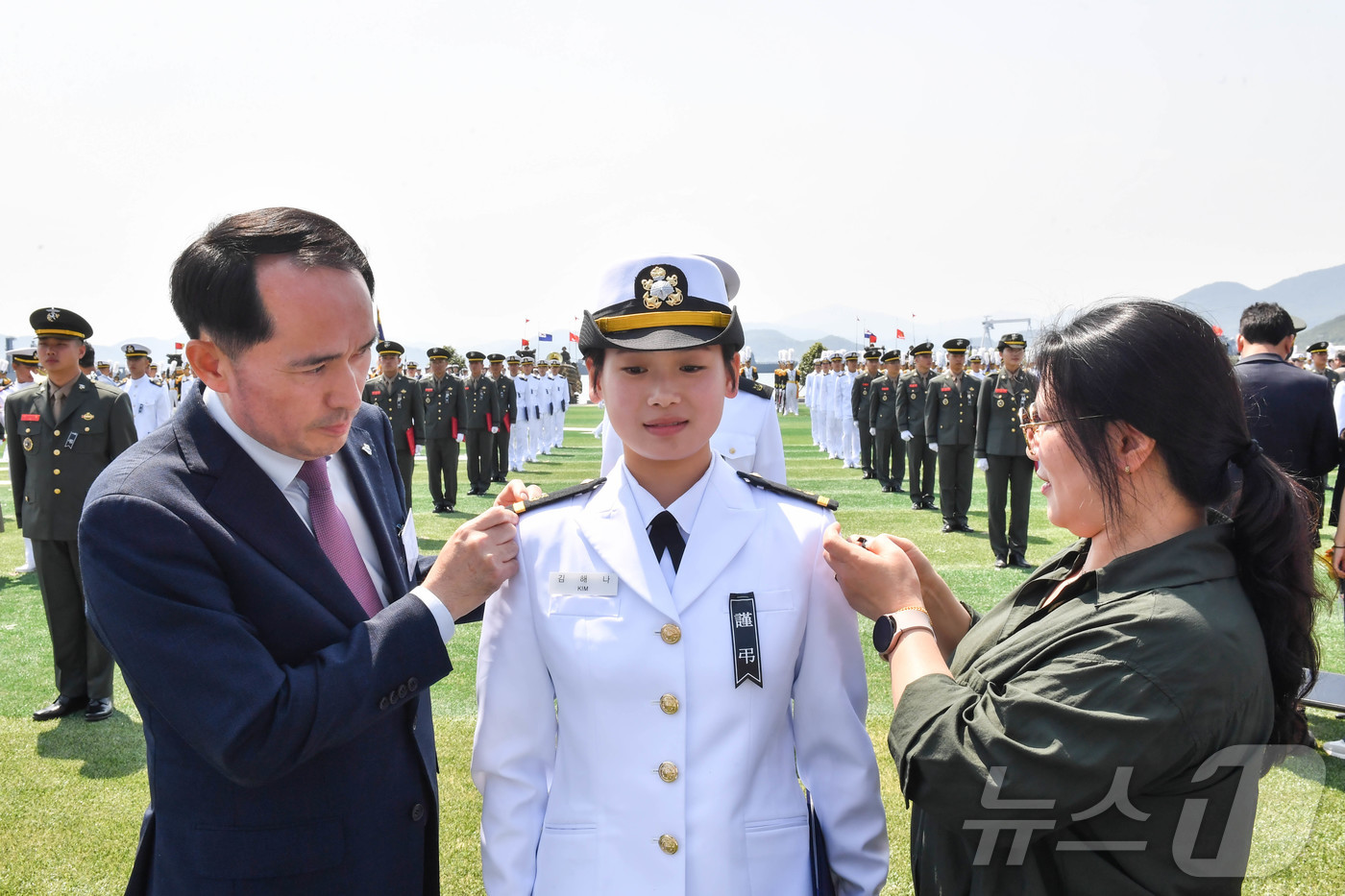 (창원=뉴스1) 윤일지 기자 = 30일 경남 창원시 진해구 해군사관학교에서 열린 제138기 해군·해병대 사관후보생 수료 및 임관식에서 천안함 46용사 고(故) 김태석 해군원사의 장 …