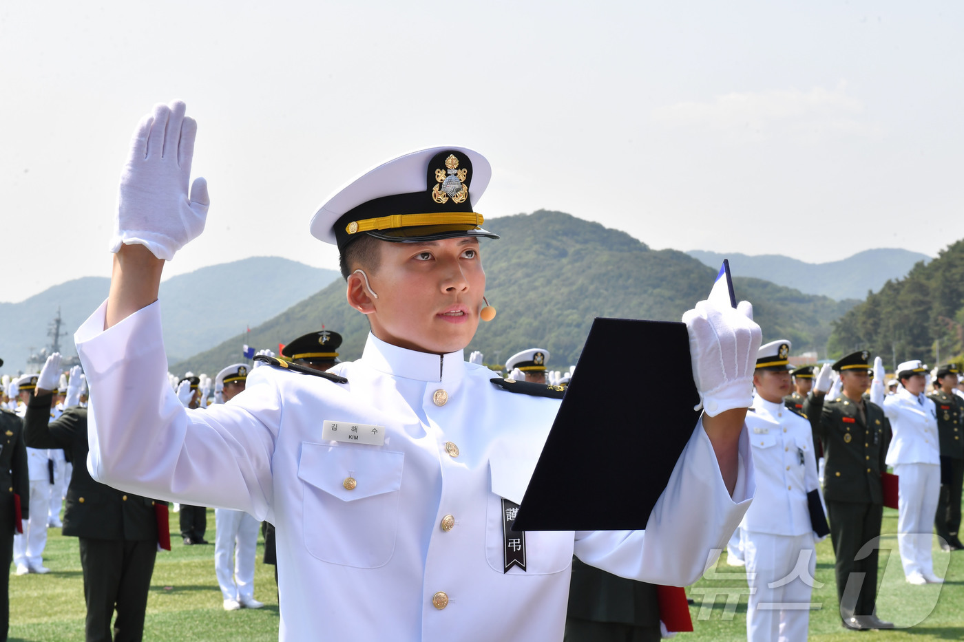 (창원=뉴스1) 윤일지 기자 = 30일 경남 창원시 진해구 해군사관학교에서 열린 제138기 해군·해병대 사관후보생 수료 및 임관식에서 신임 장교들이 임관 선서를 하고 있다. (해군 …