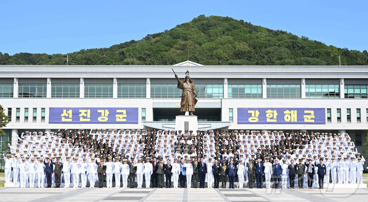 (창원=뉴스1) 윤일지 기자 = 30일 경남 창원시 진해구 해군사관학교에서 열린 제138기 해군·해병대 사관후보생 수료 및 임관식에서 신임 장교들이 기념촬영을 하고 있다. (해군 …