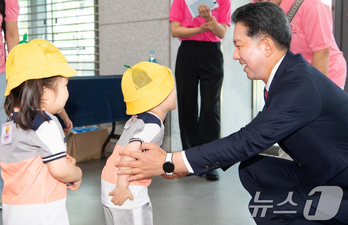 (구미=뉴스1) 정우용 기자 = 김장호 구미시장이 30일 구미시민운동장에서 열리고 있는 아시아육상경기선수권대회장을 견학 온 어린이집 원아와 반갑게 인사하고 있다.  (구미시 제공. …
