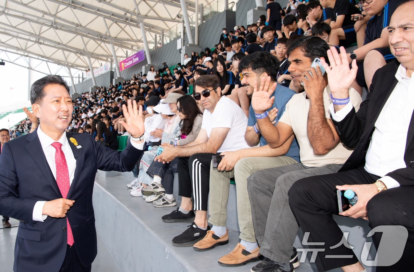(구미=뉴스1) 정우용 기자 = 김장호 구미시장이 30일 구미시민운동장에서 열리고 있는 아시아육상경기선수권대회장을 찾은 외국인들과 인사를 하고 있다  (구미시 제공. 재판매 및 D …