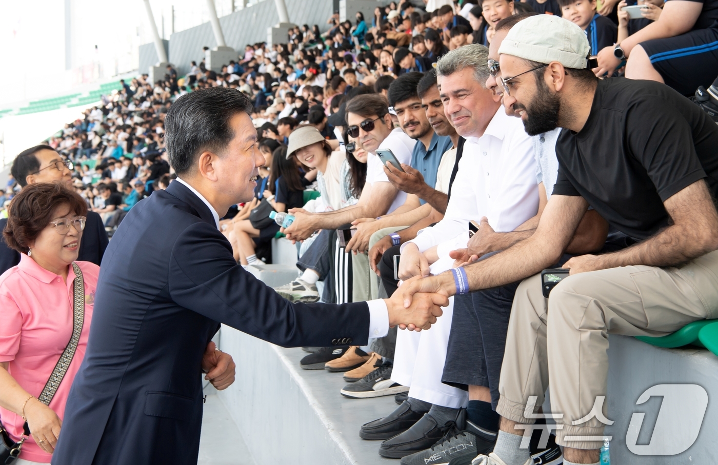 (구미=뉴스1) 정우용 기자 = 김장호 구미시장이 30일 구미시민운동장에서 열리고 있는 아시아육상경기선수권대회장을 찾은 외국인들과 인사를 하고 있다  (구미시 제공. 재판매 및 D …