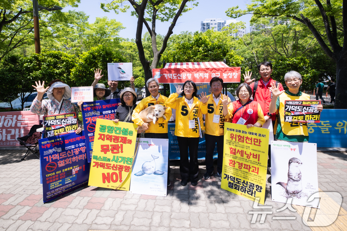 (부산=뉴스1) = 권영국 민주노동당 대통령 후보가 30일 부산 가덕도 신공항 백지화 촉구 농성장을 찾아 기념 촬영하고 있다. (민주노동당 제공, 재판매 및 DB 금지) 2025. …