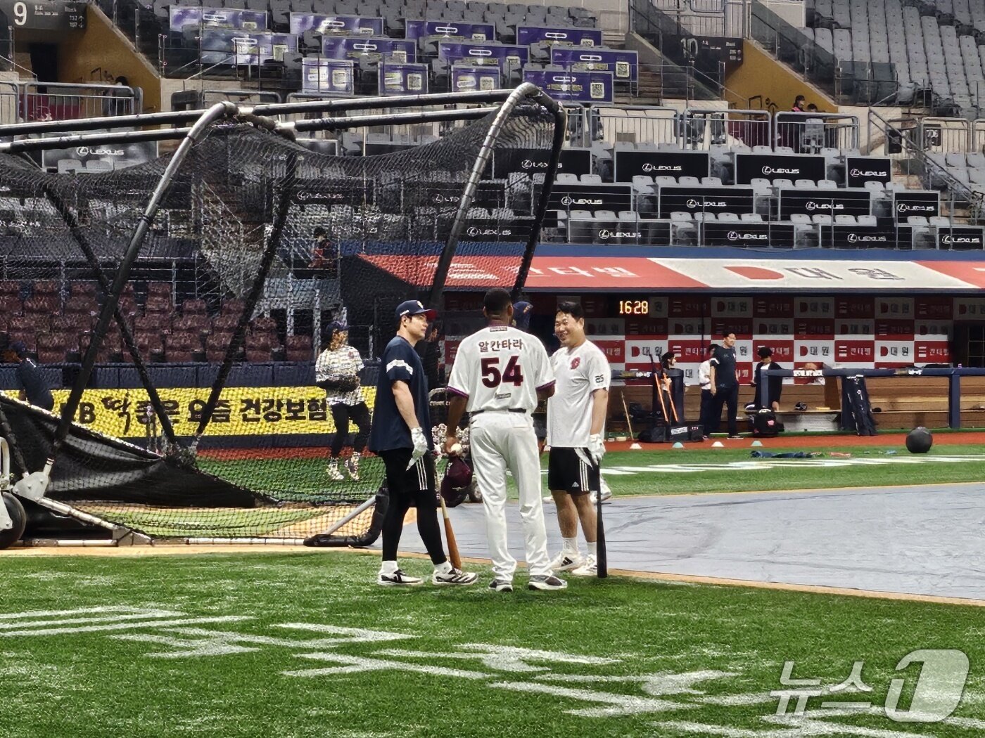 본문 이미지 - 라울 알칸타라(키움 히어로즈)가 30일 팀에 처음 합류한 뒤 옛 동료 양의지, 김재환(이상 두산 베어스)과 만나 이야기를 나누고 있다. ⓒ News1