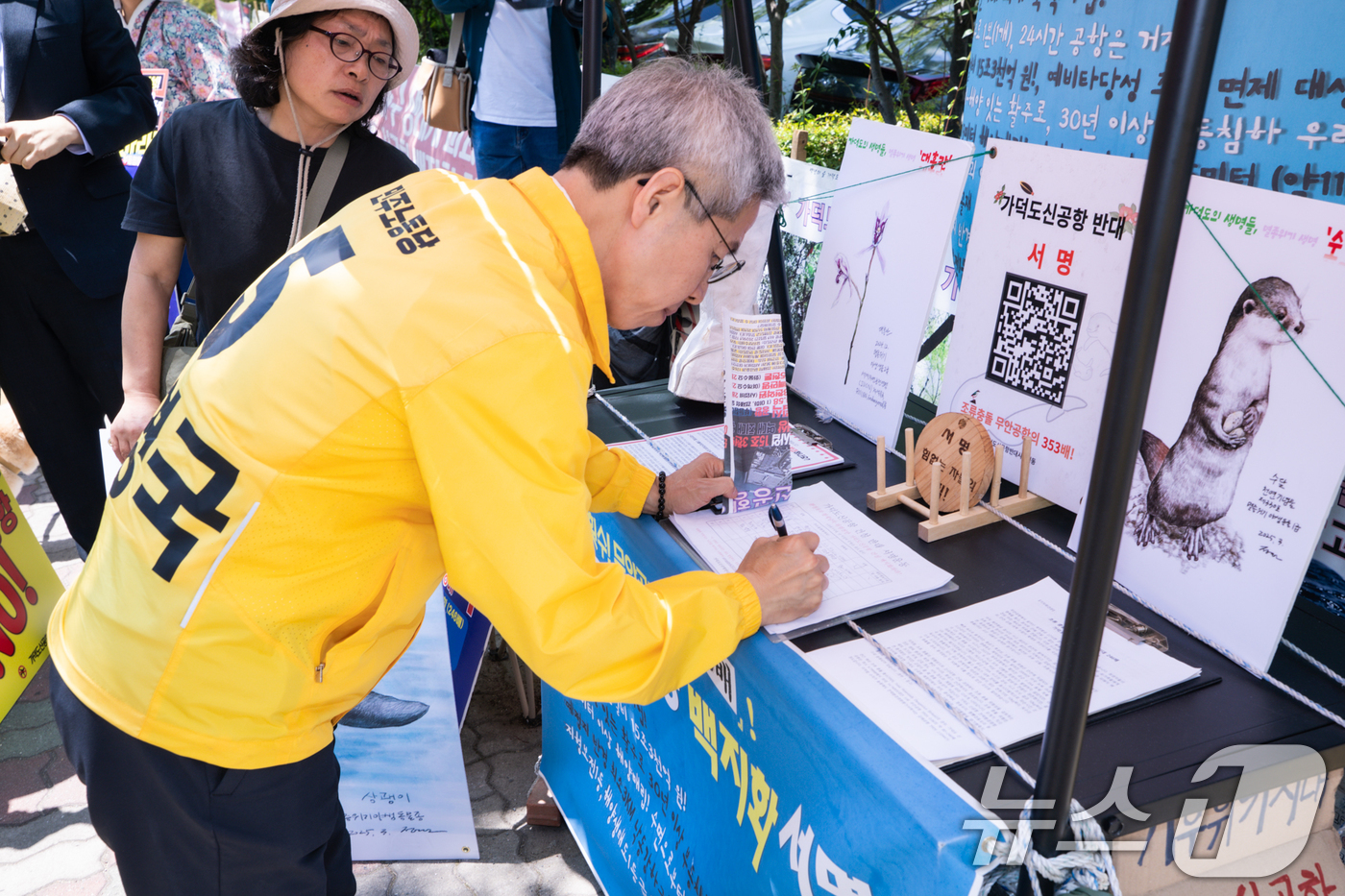 (부산=뉴스1) = 권영국 민주노동당 대통령 후보가 30일 부산 가덕도 신공항 백지화 촉구 농성장을 찾아 서명하고 있다. (민주노동당 제공, 재판매 및 DB 금지) 2025.5.3 …