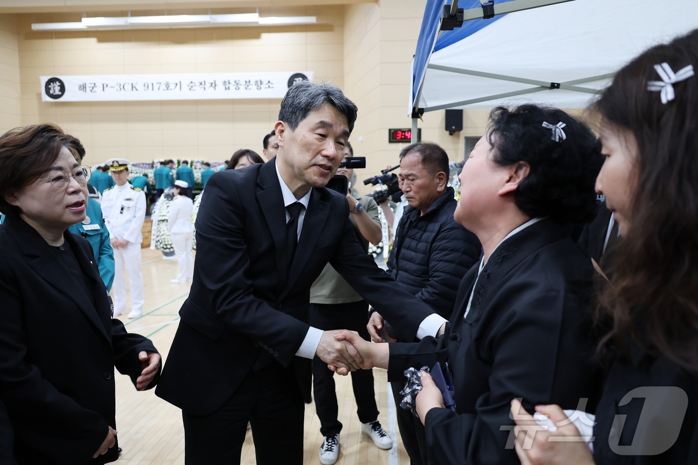 (서울=뉴스1) 임세영 기자 = 이주호 대통령 권한대행 부총리 겸 교육부 장관이 30일 경북 포항 해군 항공사령부 체육관에 마련된 '해군 초계기 순직자 합동분향소'에서 유가족을 위 …