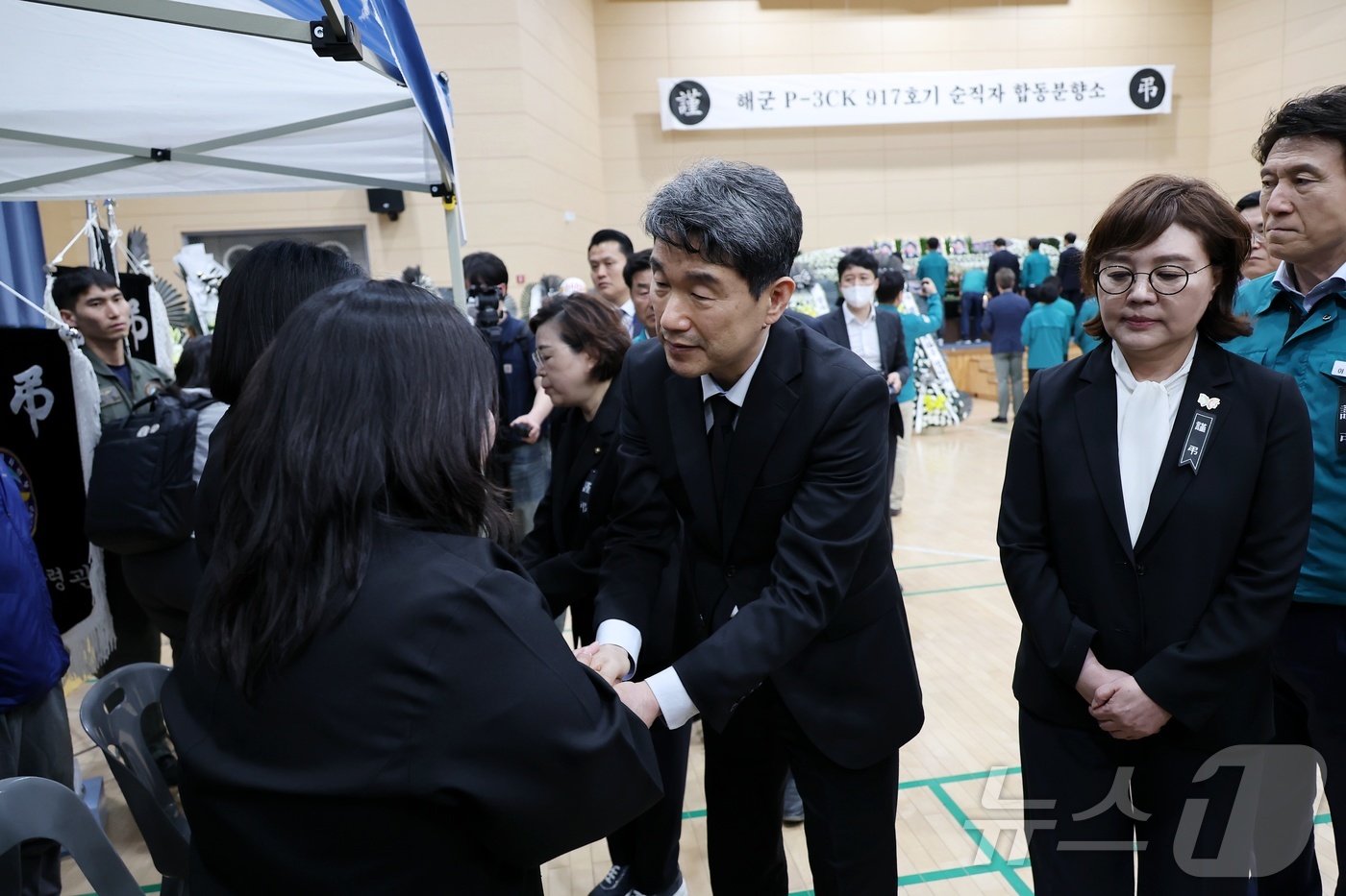 (서울=뉴스1) 임세영 기자 = 이주호 대통령 권한대행 부총리 겸 교육부 장관이 30일 경북 포항 해군 항공사령부 체육관에 마련된 '해군 초계기 순직자 합동분향소'에서 유가족을 위 …