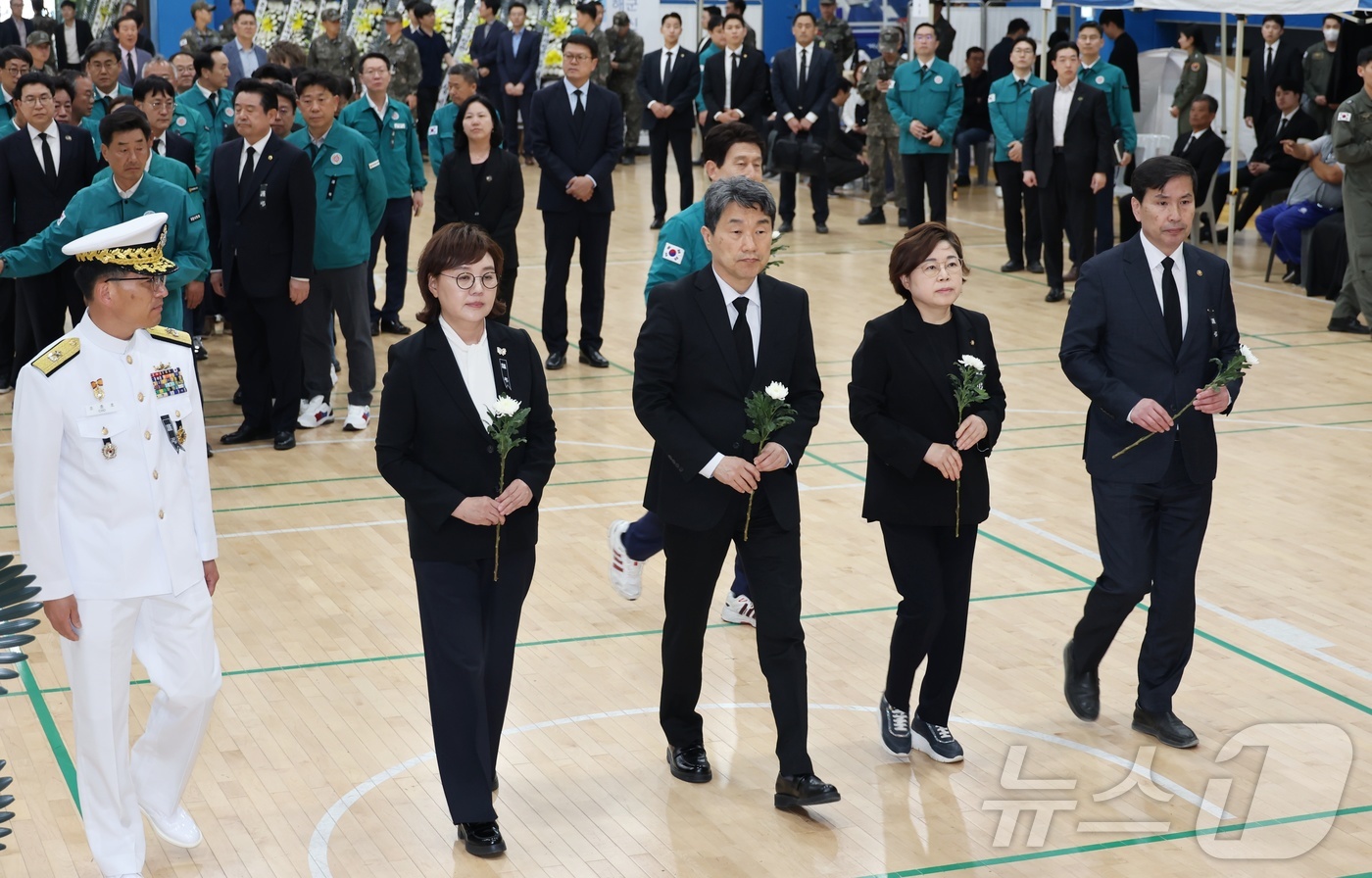 (서울=뉴스1) 임세영 기자 = 이주호 대통령 권한대행 부총리 겸 교육부 장관이 30일 경북 포항 해군 항공사령부 체육관에 마련된 '해군 초계기 순직자 합동분향소'를 조문하고 있다 …