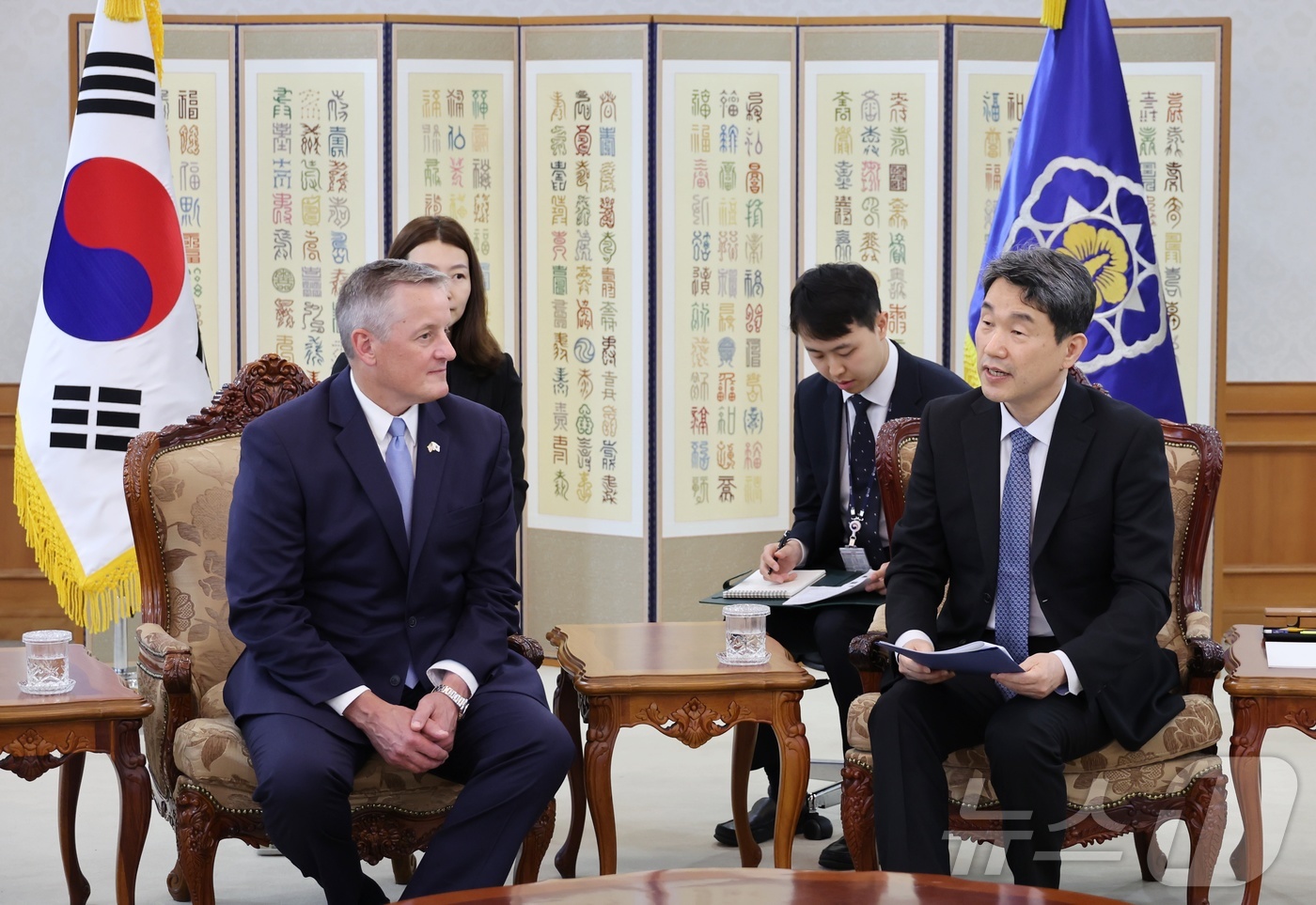 (서울=뉴스1) 임세영 기자 = 이주호 대통령 권한대행 부총리 겸 교육부 장관이 30일 서울 종로구 정부서울청사에서 미국 하원 천연자원위원회 대표단을 접견하고 있다. (교육부 제공 …