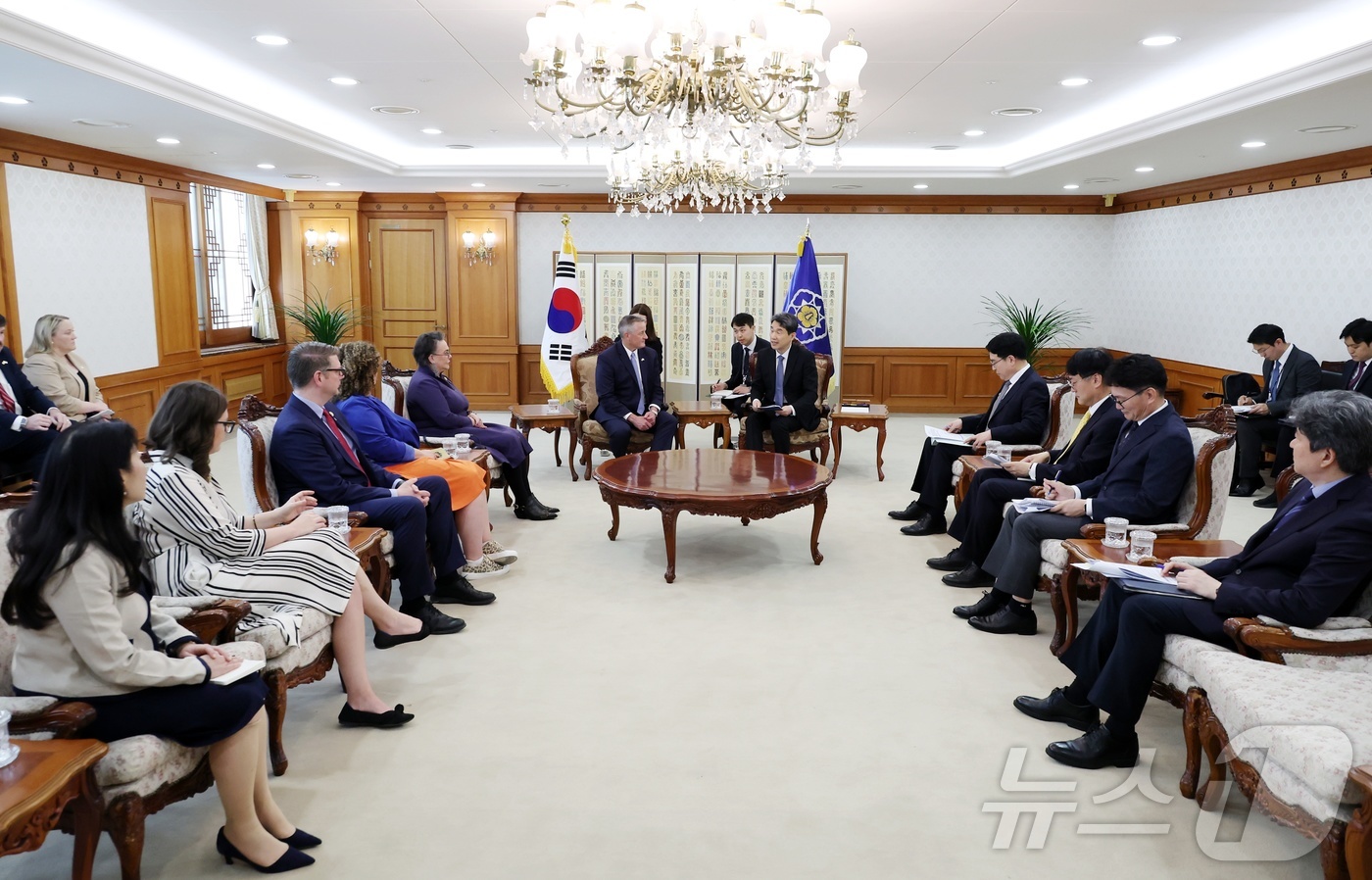 (서울=뉴스1) 임세영 기자 = 이주호 대통령 권한대행 부총리 겸 교육부 장관이 30일 서울 종로구 정부서울청사에서 미국 하원 천연자원위원회 대표단을 접견하고 있다. (교육부 제공 …