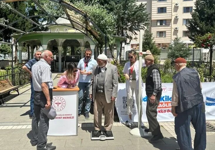 본문 이미지 - 튀르키예의 공공장소 비만도 측정 모습. 튀르키예 지역 보건국 인스타그램 갈무리. 2025.05.30.