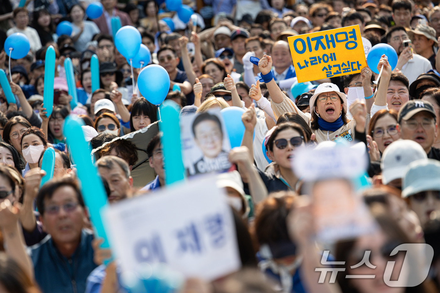 (원주=뉴스1) 이재명 기자 = 30일 오후 강원 원주시 반곡동 원주행복마당에서 열린 이재명 더불어민주당 대통령 후보 유세장을 찾은 시민들이 이 후보를 응원하고 있다. 2025.5 …