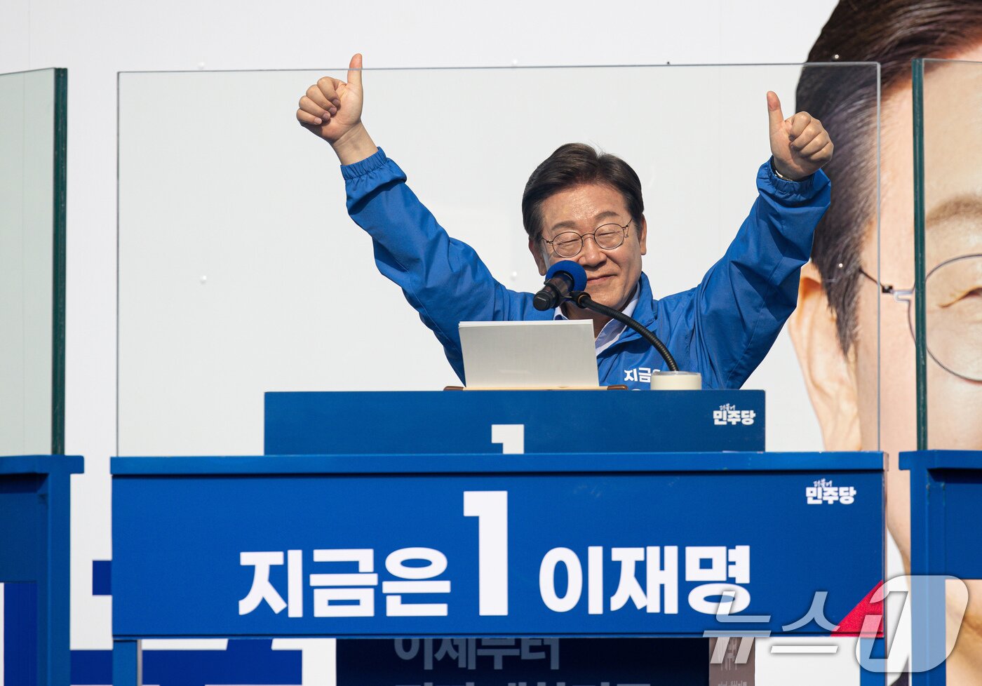 본문 이미지 - 이재명 더불어민주당 대통령 후보가 30일 오후 강원 원주시 반곡동 원주행복마당에서 시민들에게 지지를 호소하고 있다. 2025.5.30/뉴스1 ⓒ News1 이재명 기자