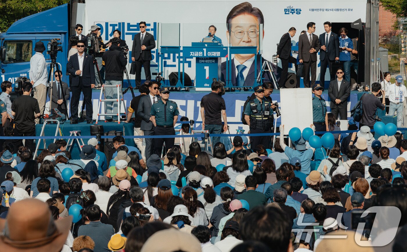 본문 이미지 - 이재명 대통령이 지난달 30일 오후 강원 원주시 반곡동 원주행복마당에서 더불어민주당 후보 신분으로  시민들에게 지지를 호소한 모습. 2025.5.30/뉴스1 ⓒ News1 이재명 기자