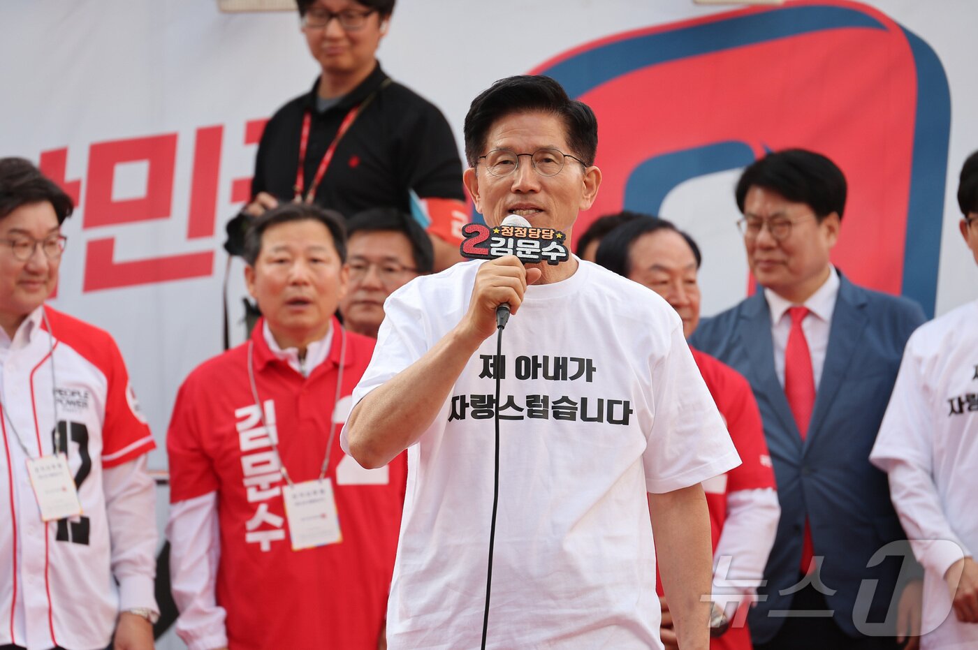 본문 이미지 - 김문수 국민의힘 대통령 후보가 30일 강원 원주 문화의거리에서 유세하고 있다. (공동취재) 2025.5.30/뉴스1 ⓒ News1 김민지 기자