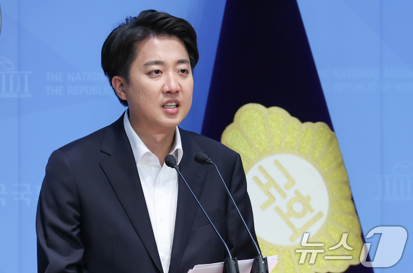 (서울=뉴스1) 안은나 기자 = 이준석 개혁신당 대통령 후보가 30일 오후 서울 여의도 국회 소통관에서 민주당, 조국혁신당, 진보당, 기본소득당, 사회민주당 의원들이 자신을 국회에 …