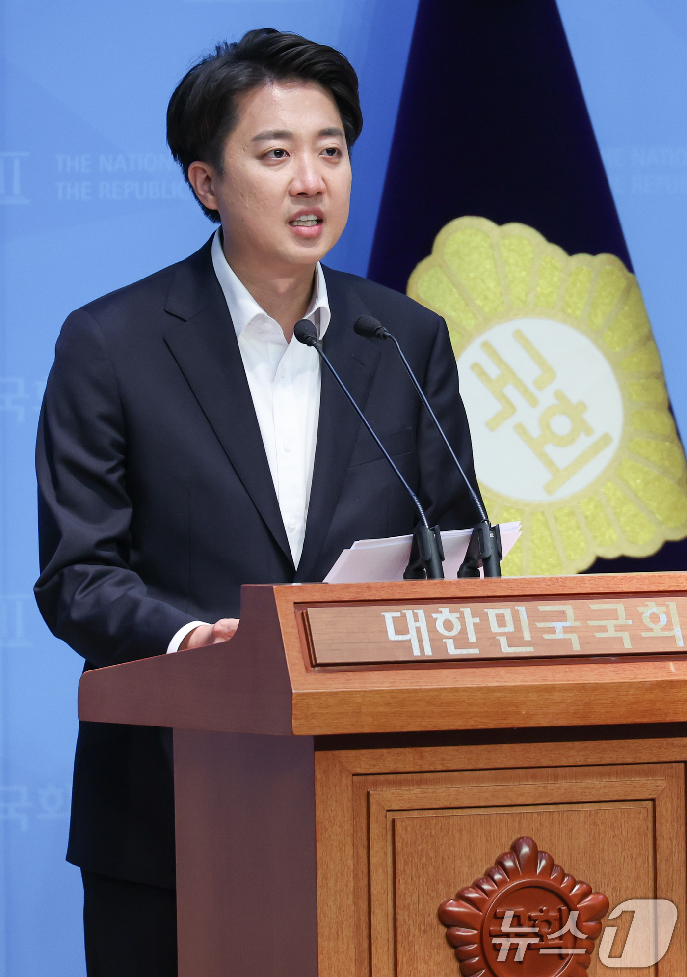 (서울=뉴스1) 안은나 기자 = 이준석 개혁신당 대통령 후보가 30일 오후 서울 여의도 국회 소통관에서 민주당, 조국혁신당, 진보당, 기본소득당, 사회민주당 의원들이 자신을 국회에 …