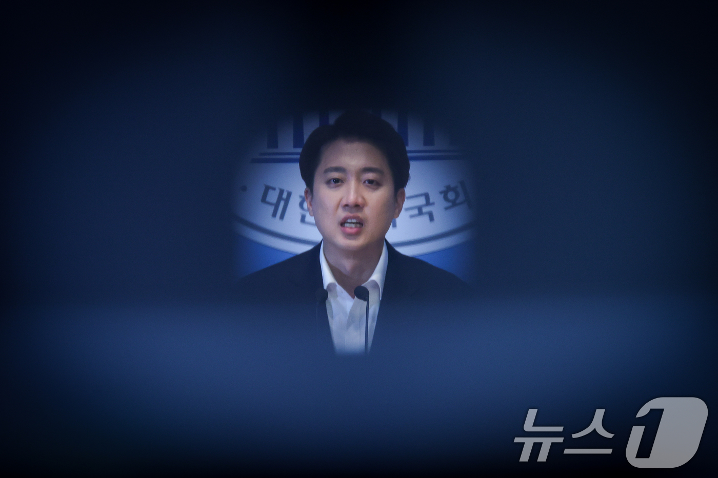 (서울=뉴스1) 안은나 기자 = 이준석 개혁신당 대통령 후보가 30일 오후 서울 여의도 국회 소통관에서 민주당, 조국혁신당, 진보당, 기본소득당, 사회민주당 의원들이 자신을 국회에 …