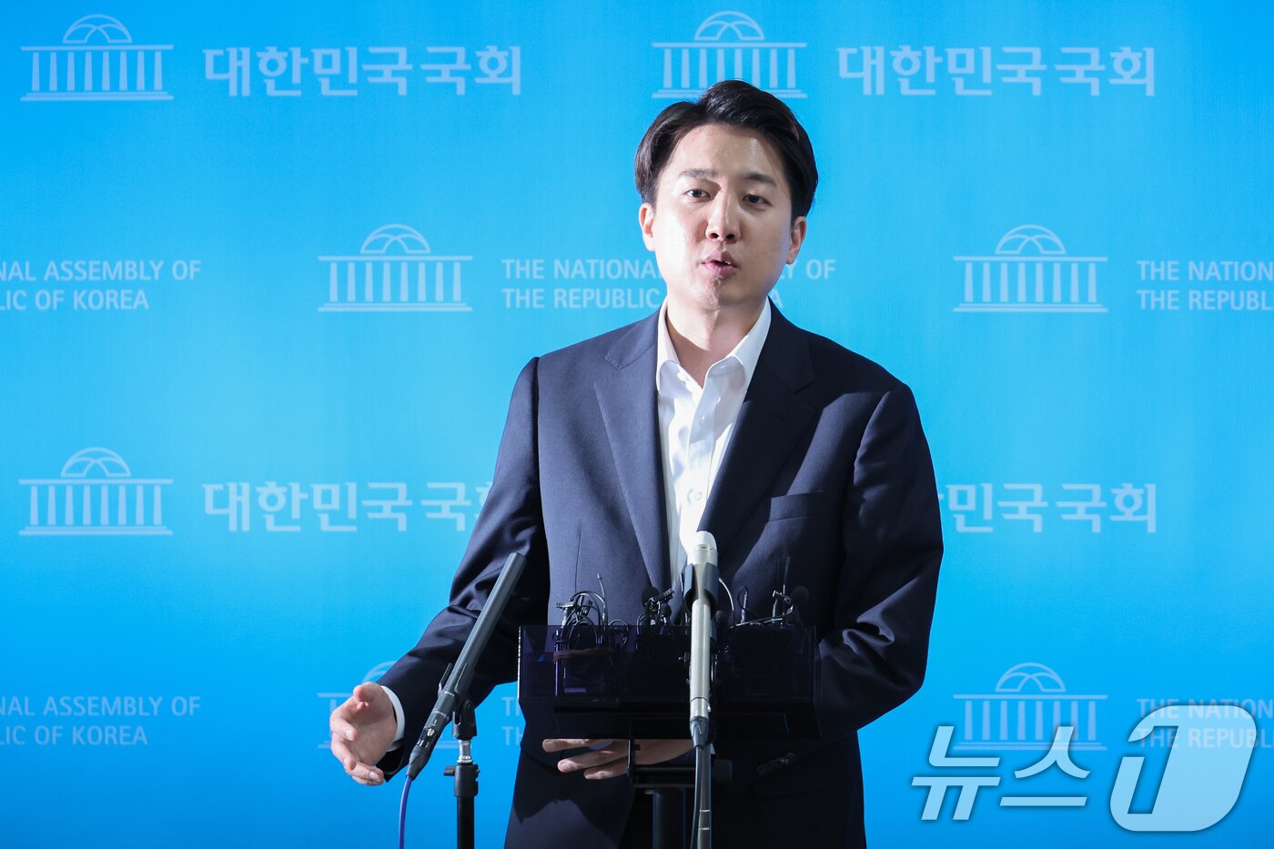 본문 이미지 - 이준석 개혁신당 대통령 후보가 30일 오후 서울 여의도 국회 소통관에서 민주당, 조국혁신당, 진보당, 기본소득당, 사회민주당 의원들이 자신을 국회에서 제명시키는 징계안을 제출한 것과 관련 긴급 기자회견을 한 뒤 취재진 질문에 답하고 있다. 2025.5.30/뉴스1 ⓒ News1 안은나 기자