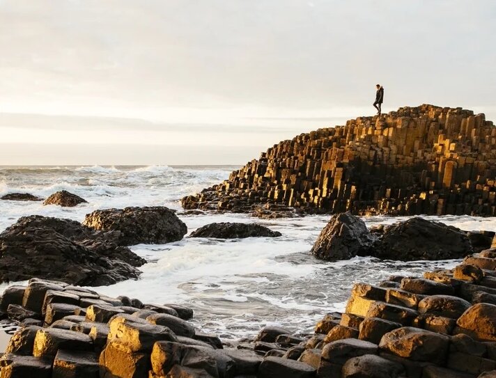 본문 이미지 - 자이언트 코즈웨이 전경. 내셔널 트러스트 홈페이지 갈무리. 2025.05.30.