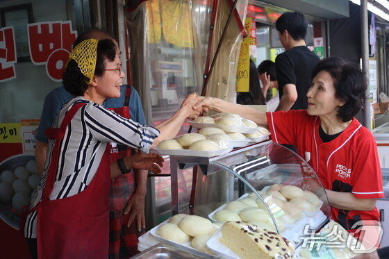 본문 이미지 - 김문수 국민의힘 대통령 후보 부인 설난영 여사가 28일 경기 의왕시 도깨비시장을 방문해 상인과 인사하고 있다. &#40;국민의힘 제공, 재판매 및 DB 금지&#41; 2025.5.28/뉴스1