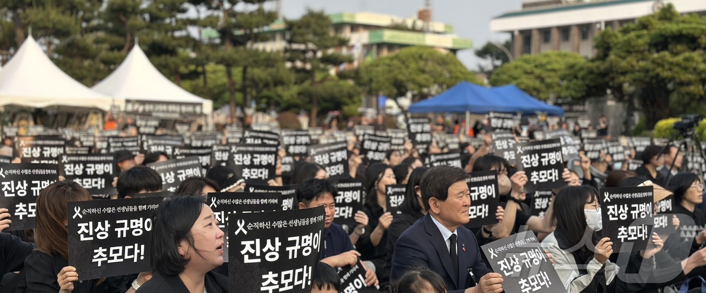 (제주=뉴스1) 강승남 기자 = 제주지역 교원단체가 30일 제주도교육청 주차장에서 학생 가족의 민원으로 숨진 제주지역 모 중학교 A 교사를 추모하는 문화제를 열고 있다. 2025. …
