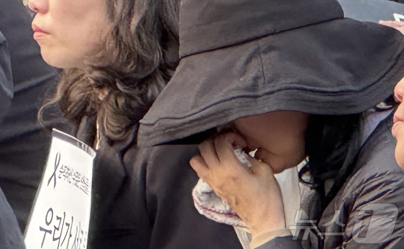 (제주=뉴스1) 강승남 기자 = 제주지역 교원단체가 30일 제주도교육청 주차장에서 학생 가족의 민원으로 숨진 제주지역 모 중학교 A 교사를 추모하는 문화제를 열고 있다. 2025. …