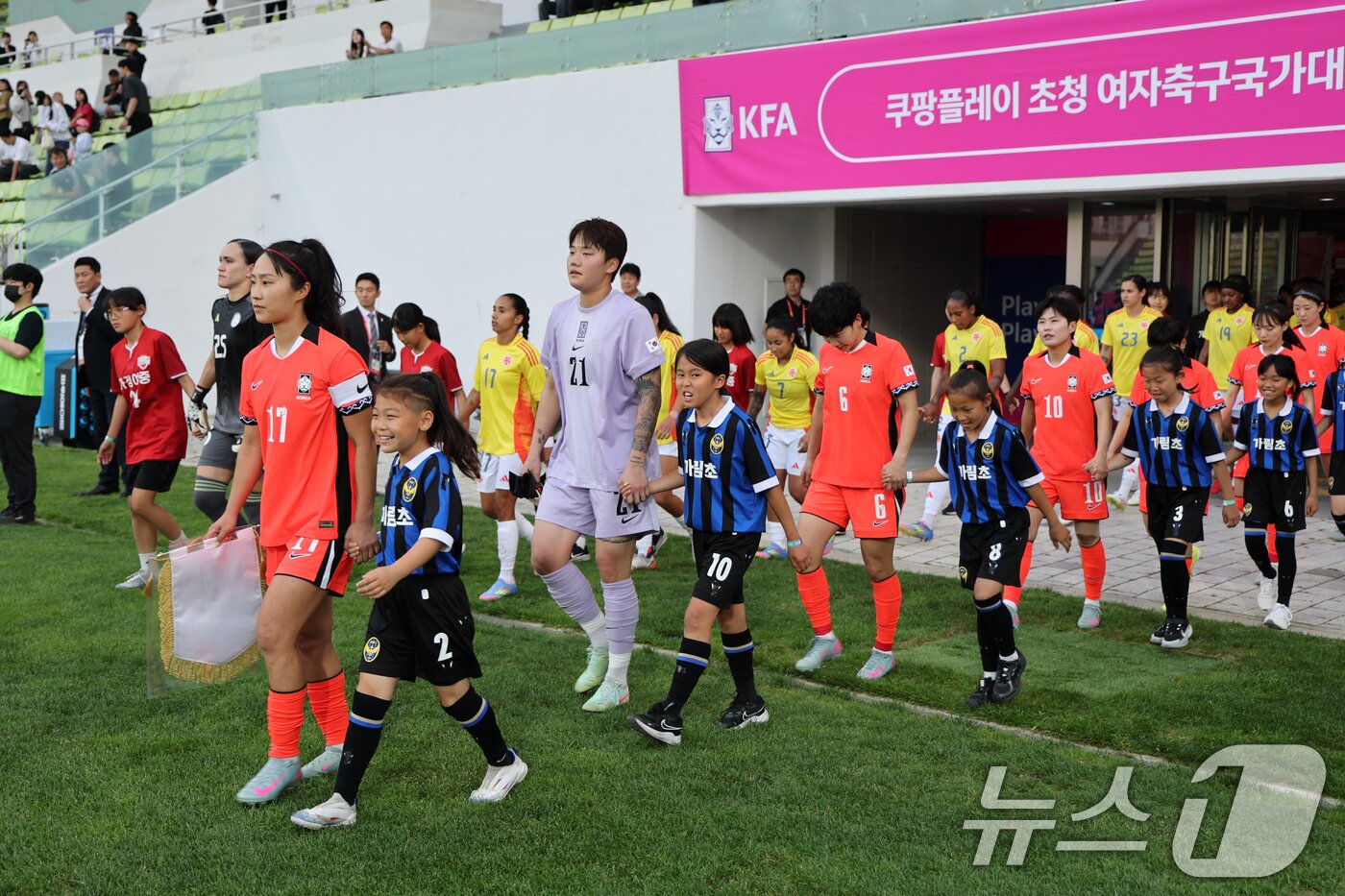 본문 이미지 - 30일 오후 인천시 남동구 남동아시아드럭비경기장에서 열린 쿠팡플레이 초청 여자축구 국가대표팀 친선경기 대한민국과 콜롬비아의 경기에서 대한민국 대표팀이 입장하고 있다. 2025.5.30/뉴스1 ⓒ News1 이승배 기자