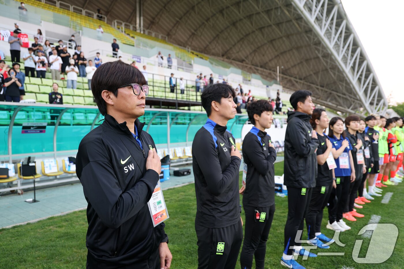 본문 이미지 - 30일 오후 인천시 남동구 남동아시아드럭비경기장에서 열린 쿠팡플레이 초청 여자축구 국가대표팀 친선경기 대한민국과 콜롬비아의 경기에서 신상우 대표팀 감독이 국민의례하고 있다. 2025.5.30/뉴스1 ⓒ News1 이승배 기자