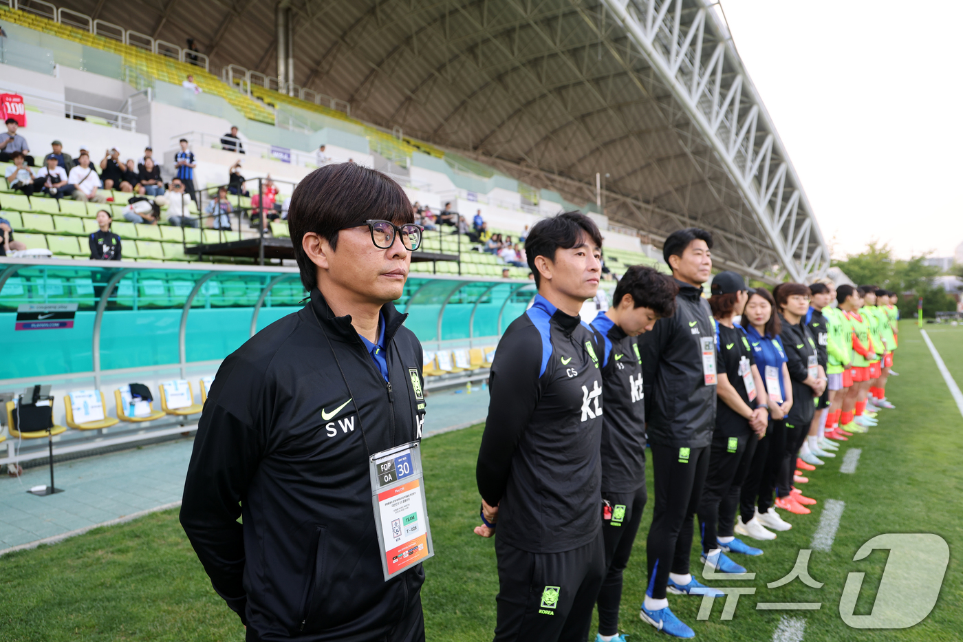 (인천=뉴스1) 이승배 기자 = 30일 오후 인천시 남동구 남동아시아드럭비경기장에서 열린 쿠팡플레이 초청 여자축구 국가대표팀 친선경기 대한민국과 콜롬비아의 경기에서 신상우 대표팀 …