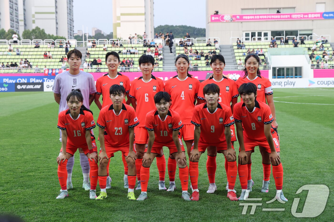 본문 이미지 - 30일 오후 인천시 남동구 남동아시아드럭비경기장에서 열린 쿠팡플레이 초청 여자축구 국가대표팀 친선경기 대한민국과 콜롬비아의 경기에서 대한민국 대표팀이 기념사진을 찍고 있다. 2025.5.30/뉴스1 ⓒ News1 이승배 기자