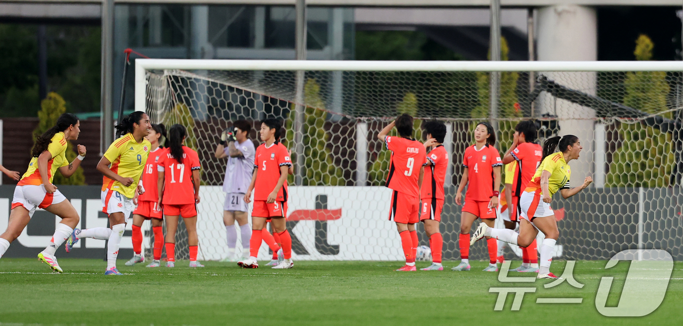 (인천=뉴스1) 이승배 기자 = 30일 오후 인천시 남동구 남동아시아드럭비경기장에서 열린 쿠팡플레이 초청 여자축구 국가대표팀 친선경기 대한민국과 콜롬비아의 경기에서 콜롬비아 카탈리 …