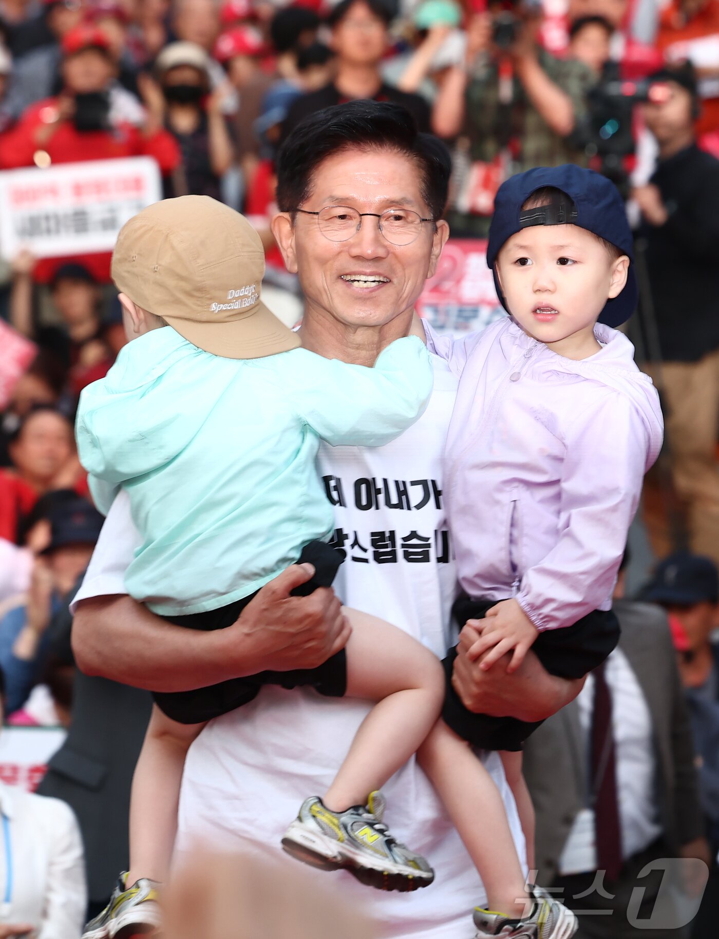 본문 이미지 - 김문수 국민의힘 대통령 후보가 30일 강원 춘천시청 인근에서 유세를 하고 있다. 2025.5.30/뉴스1 ⓒ News1 김민지 기자