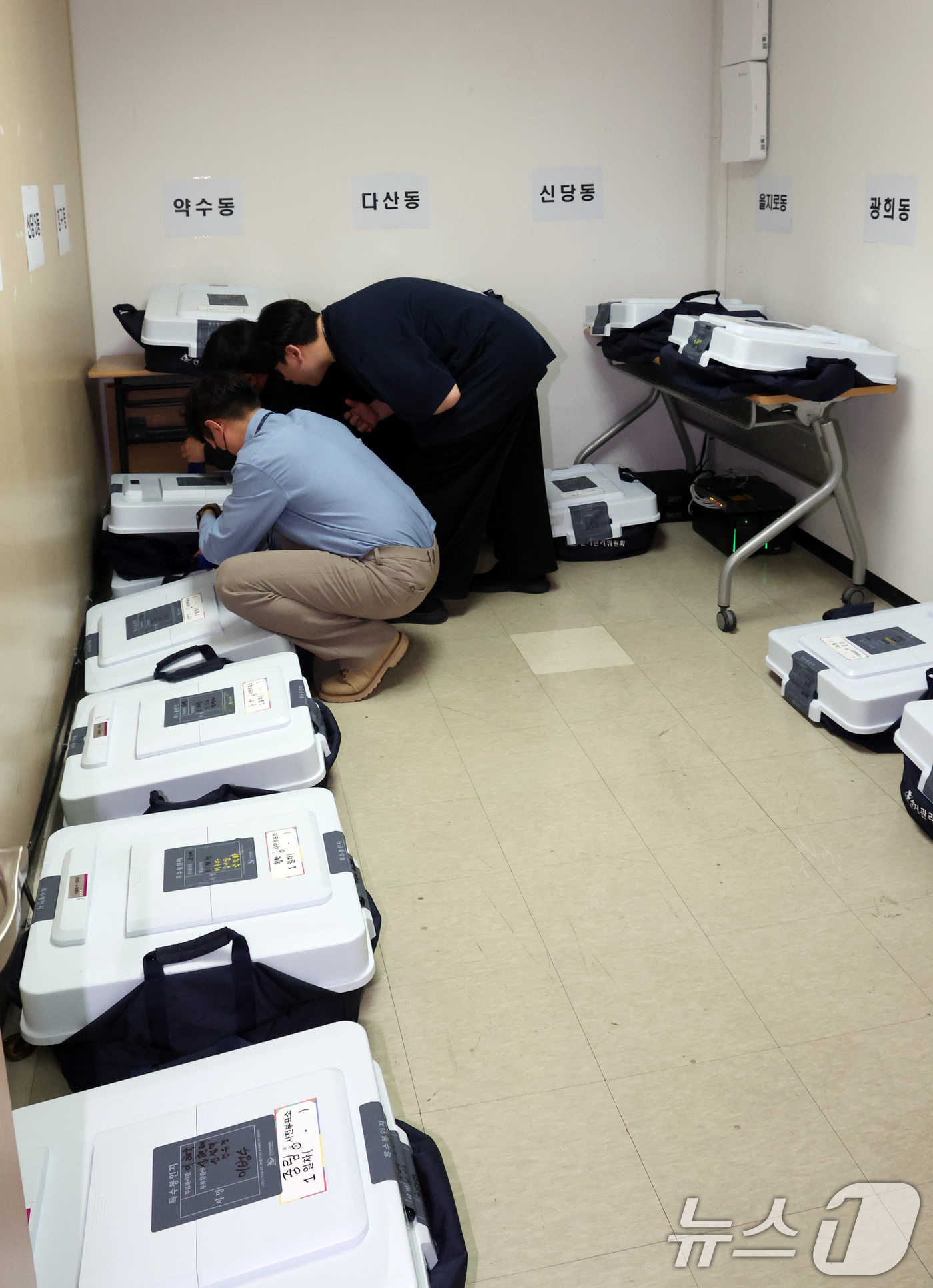 (서울=뉴스1) 김명섭 기자 = 제21대 대통령선거 사전투표일 마지막날인 30일 오후 서울 중구 중구선거관리위원회에서 선관위 관계자들이 관내 사전투표함을 보관소로 옮기고 있다. 2 …