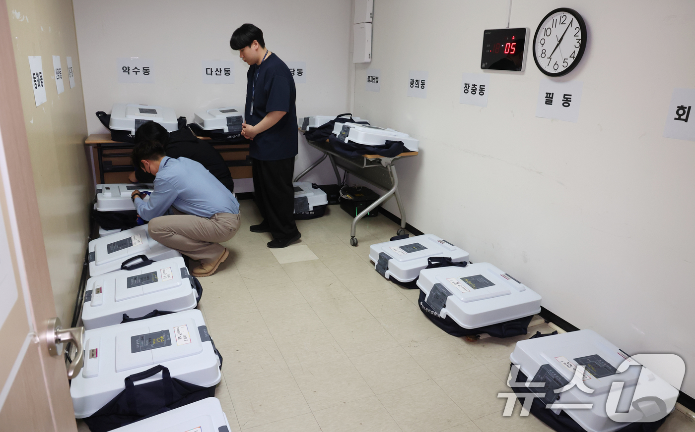(서울=뉴스1) 김명섭 기자 = 제21대 대통령선거 사전투표일 마지막날인 30일 오후 서울 중구 중구선거관리위원회에서 선관위 관계자들이 관내 사전투표함을 보관소로 옮기고 있다. 2 …