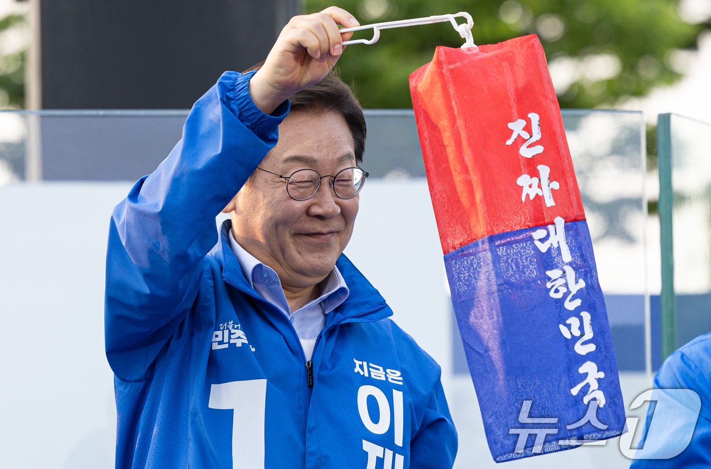 (충주=뉴스1) 이재명 기자 = 이재명 더불어민주당 대통령 후보가 30일 오후 충북 충주시 충주체육관 시계탑광장에서 청사초롱을 들고 포즈를 취하고 있다. 2025.5.30/뉴스1