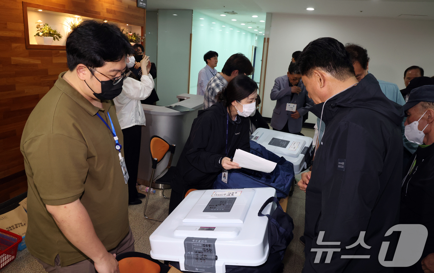 (서울=뉴스1) 김명섭 기자 = 제21대 대통령선거 사전투표일 마지막날인 30일 오후 서울 중구 중구선거관리위원회에서 선관위 관계자들이 관내 사전투표함을 보관소로 옮기고 있다. 2 …