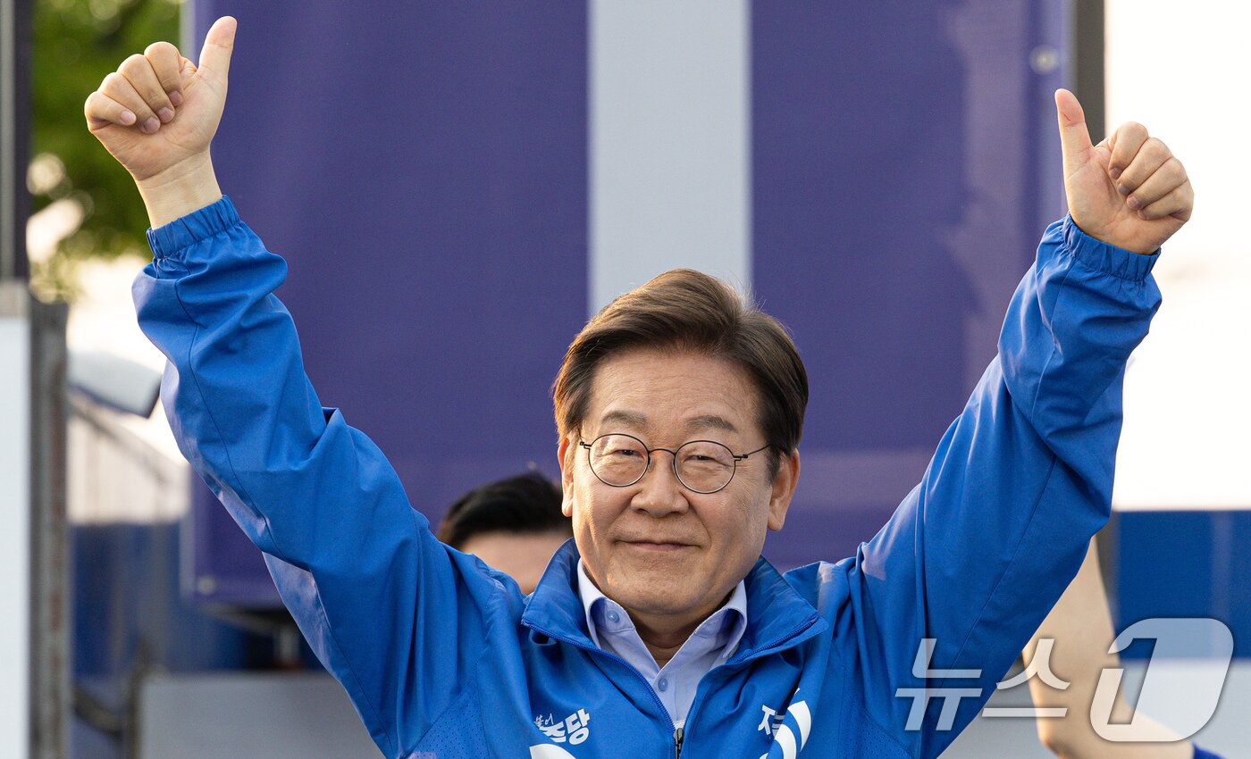 본문 이미지 - 이재명 더불어민주당 대통령 후보가 30일 오후 충북 충주시 충주체육관 시계탑광장에서 시민들에게 인사하고 있다. 2025.5.30/뉴스1 ⓒ News1 이재명 기자