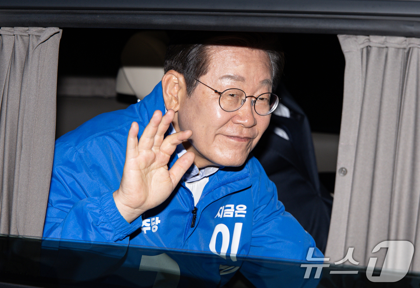 (충주=뉴스1) 이재명 기자 = 이재명 더불어민주당 대통령 후보가 30일 오후 충북 충주시 충주체육관 시계탑광장에서 열린 유세를 마친 후 차량에 탑승해 시민들에게 인사하고 있다. …