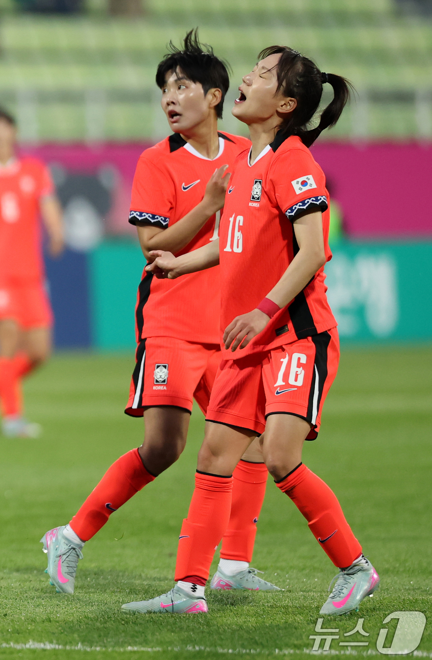 (인천=뉴스1) 이승배 기자 = 30일 오후 인천시 남동구 남동아시아드럭비경기장에서 열린 쿠팡플레이 초청 여자축구 국가대표팀 친선경기 대한민국과 콜롬비아의 경기에서 대한민국 장슬기 …