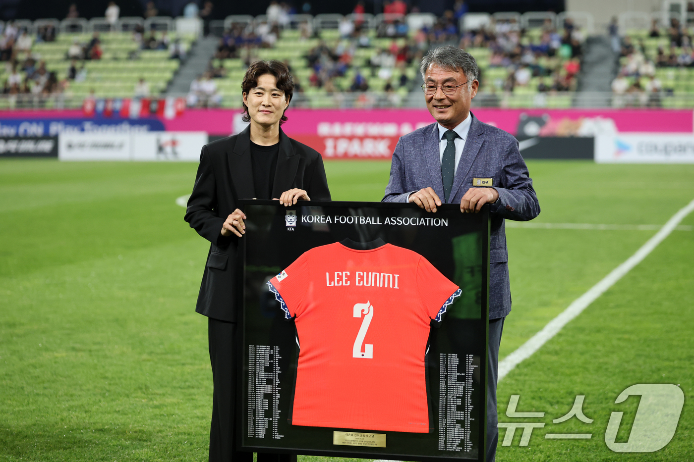 (인천=뉴스1) 이승배 기자 = 이은미 전 여자축구 국가대표가 30일 오후 인천시 남동구 남동아시아드럭비경기장에서 열린 자신의 은퇴식에서 유니폼 액자를 들고 기념촬영하고 있다. 2 …