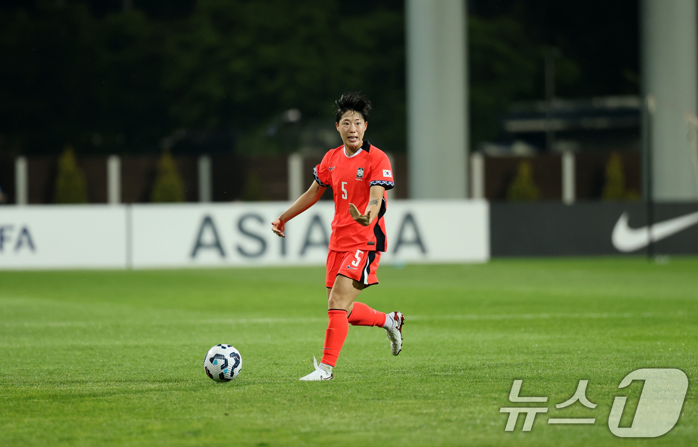 (인천=뉴스1) 이승배 기자 = 30일 오후 인천시 남동구 남동아시아드럭비경기장에서 열린 쿠팡플레이 초청 여자축구 국가대표팀 친선경기 대한민국과 콜롬비아의 경기에서 대한민국 고유진 …