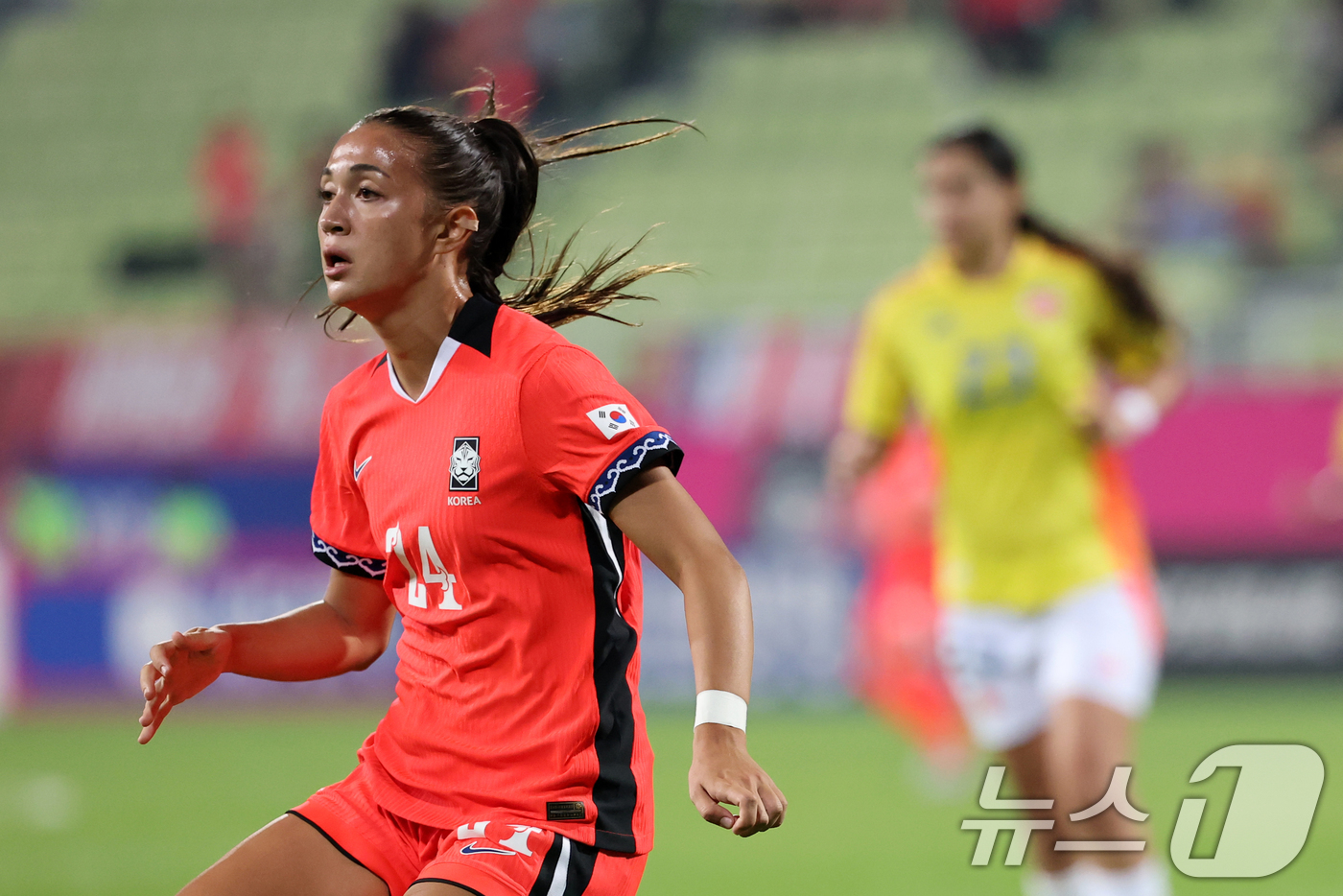 (인천=뉴스1) 이승배 기자 = 30일 오후 인천시 남동구 남동아시아드럭비경기장에서 열린 쿠팡플레이 초청 여자축구 국가대표팀 친선경기 대한민국과 콜롬비아의 경기에서 대한민국 케이시 …
