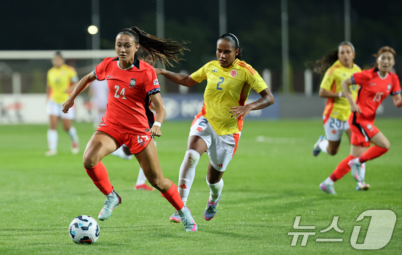 (인천=뉴스1) 이승배 기자 = 30일 오후 인천시 남동구 남동아시아드럭비경기장에서 열린 쿠팡플레이 초청 여자축구 국가대표팀 친선경기 대한민국과 콜롬비아의 경기에서 대한민국 케이시 …