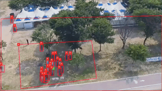 본문 이미지 - 5월 29일, 충남 공주 금강 신관공원에서 홍수대응 용도 인공지능 CCTV가 영상에서 사람과 차량을 자동검출하고 있다. 개인정보·시스템 상 자동 모자이크 처리된 게 특징이다. ⓒ 뉴스1 황덕현 기자