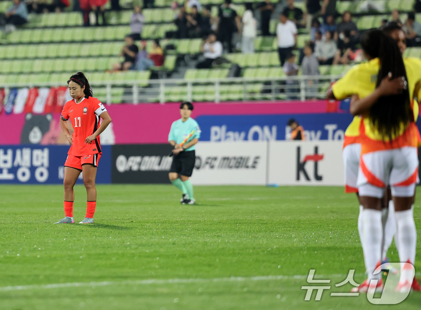 (인천=뉴스1) 이승배 기자 = 30일 오후 인천시 남동구 남동아시아드럭비경기장에서 열린 쿠팡플레이 초청 여자축구 국가대표팀 친선경기 대한민국과 콜롬비아의 경기에서 1대0으로 패배 …