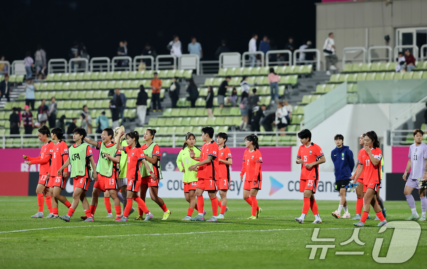 (인천=뉴스1) 이승배 기자 = 30일 오후 인천시 남동구 남동아시아드럭비경기장에서 열린 쿠팡플레이 초청 여자축구 국가대표팀 친선경기 대한민국과 콜롬비아의 경기에서 1대0으로 패배 …