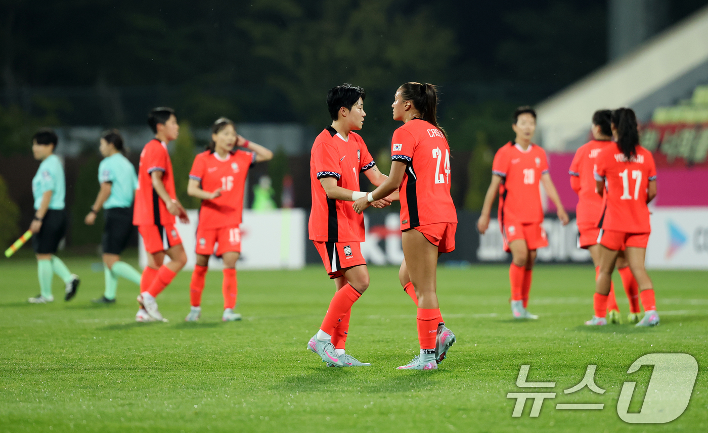 (인천=뉴스1) 이승배 기자 = 30일 오후 인천시 남동구 남동아시아드럭비경기장에서 열린 쿠팡플레이 초청 여자축구 국가대표팀 친선경기 대한민국과 콜롬비아의 경기에서 1대0으로 패배 …