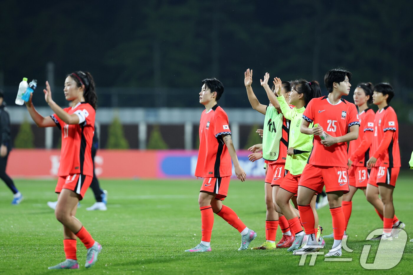 본문 이미지 - 30일 오후 인천시 남동구 남동아시아드럭비경기장에서 열린 쿠팡플레이 초청 여자축구 국가대표팀 친선경기 대한민국과 콜롬비아의 경기에서 1대0으로 패배한 대한민국 선수들이 그라운드를 나서고 있다. 2025.5.30/뉴스1 ⓒ News1 이승배 기자