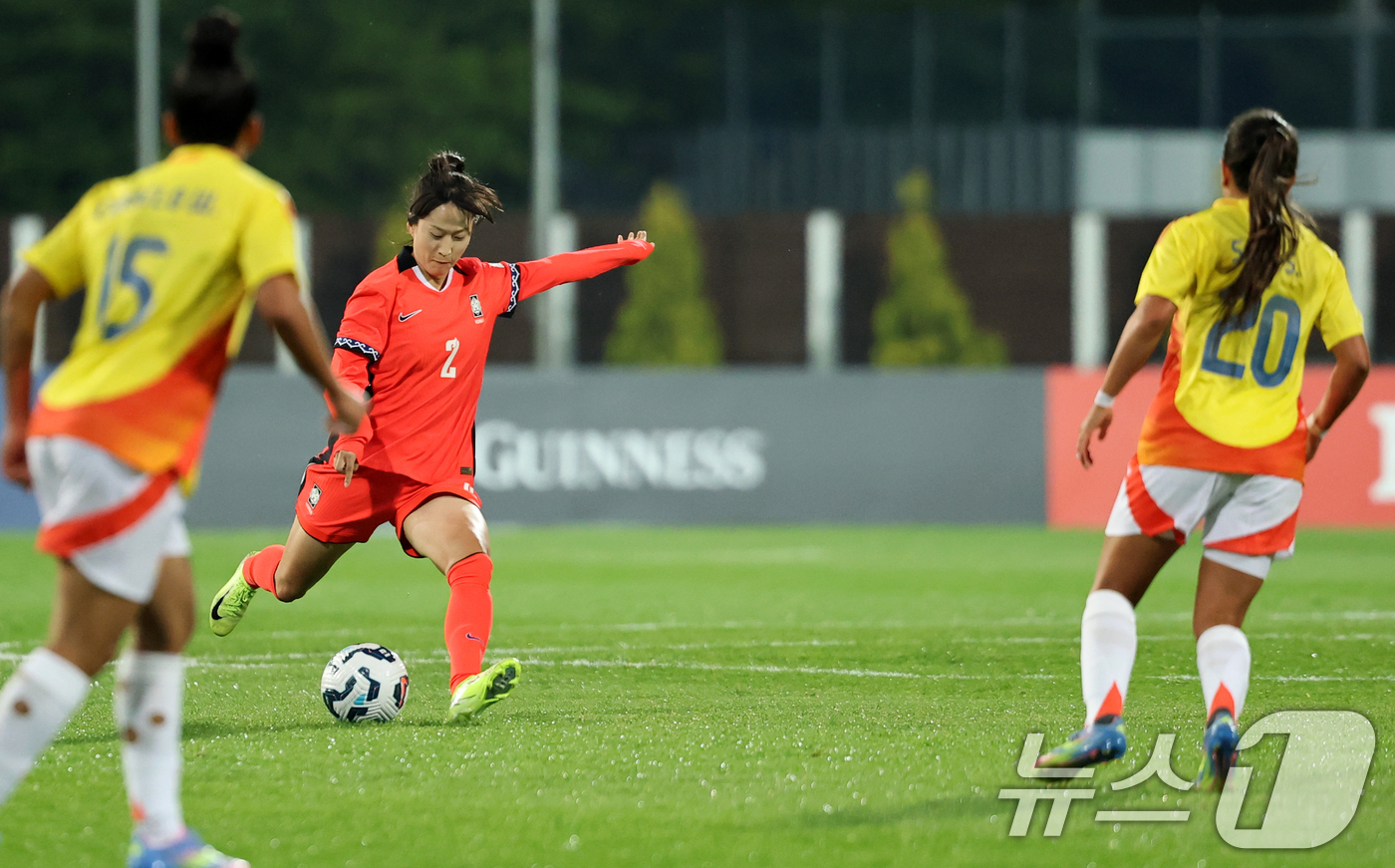 (인천=뉴스1) 이승배 기자 = 30일 오후 인천시 남동구 남동아시아드럭비경기장에서 열린 쿠팡플레이 초청 여자축구 국가대표팀 친선경기 대한민국과 콜롬비아의 경기에서 대한민국 김진희 …